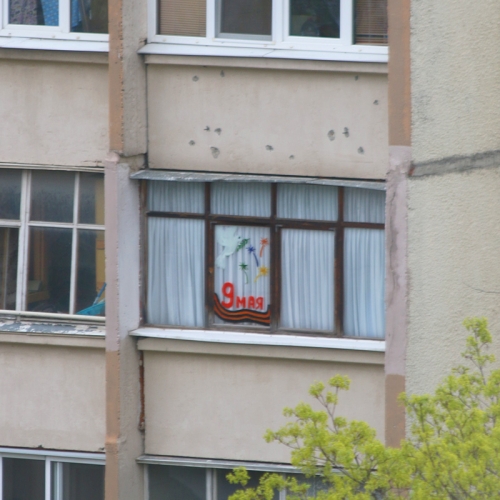 Рисунок «9 мая» на стекле балкона на улице Ленина, дом №51, города Красногорска